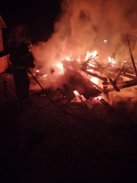 Em Balneário Arroio do Silva, bombeiros combatem incêndio em residência 