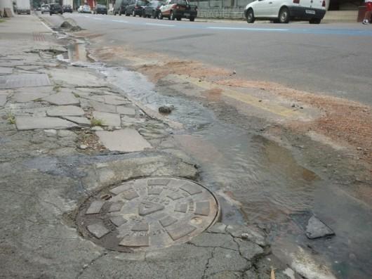 Esgoto a céu aberto na Rua Joaquim Nabuco