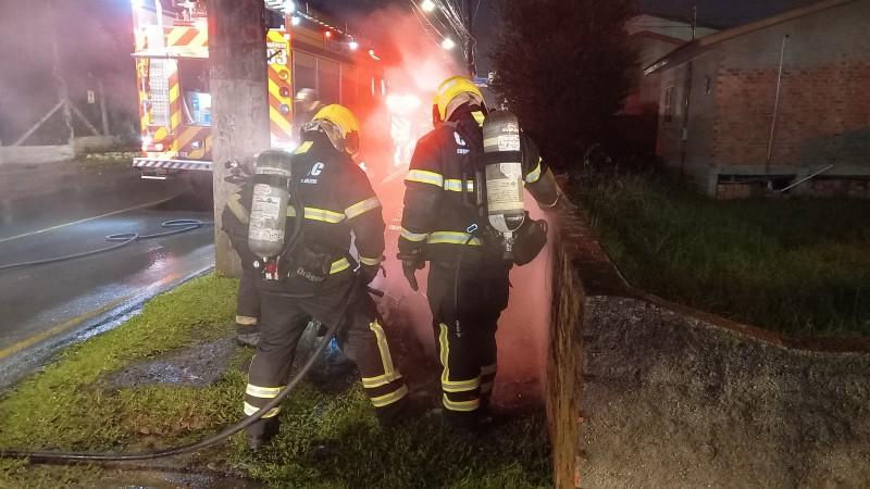 Após acidente, motocicleta pega fogo em Criciúma