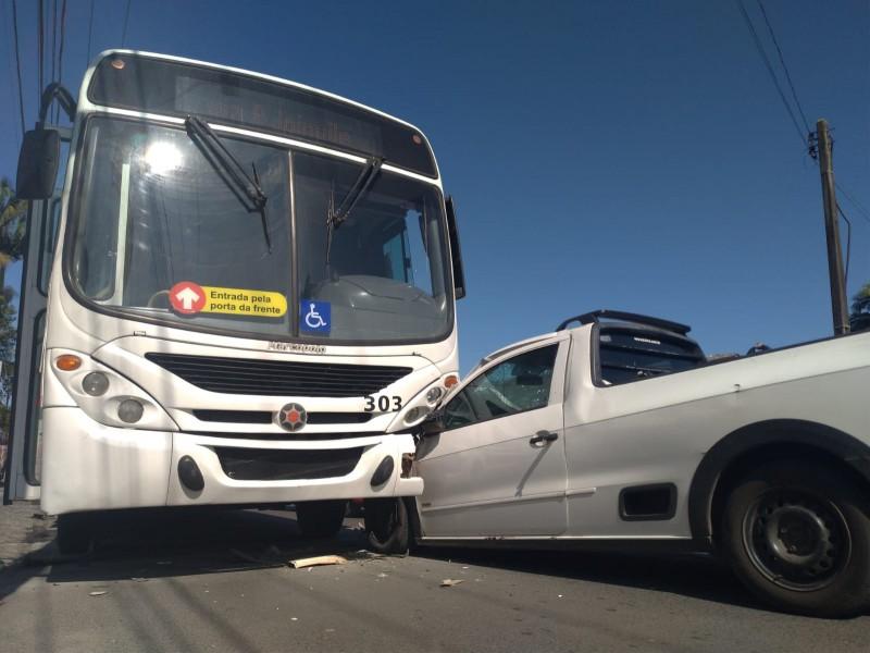 Carro e ônibus colidem frontalmente no bairro Santo Antônio