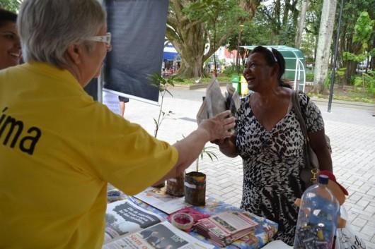 Blitz na Praça Nereu Ramos promoveu conscientização sobre reciclagem