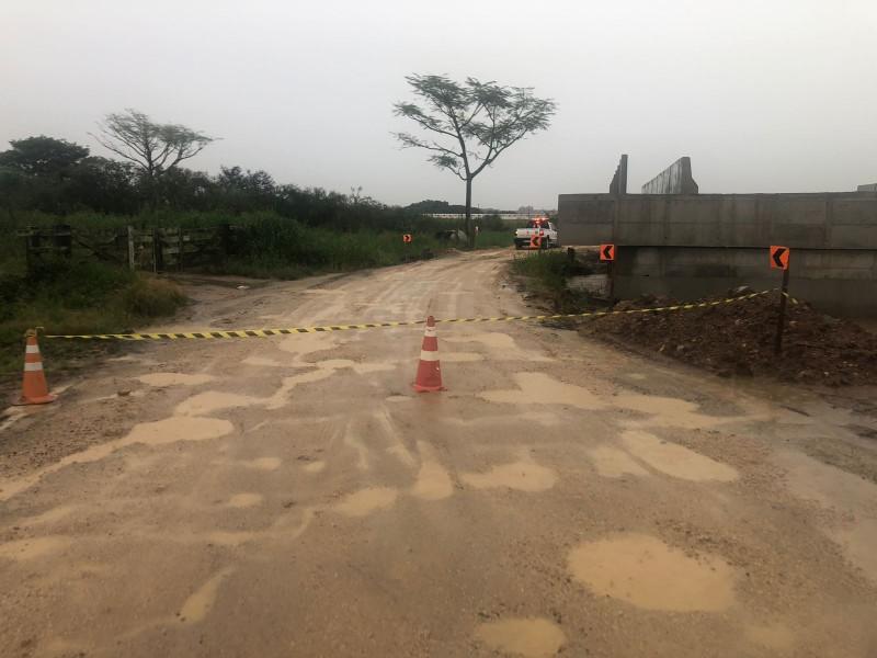 Defesa Civil de Içara interdita ponte na Rodovia dos Trilhos