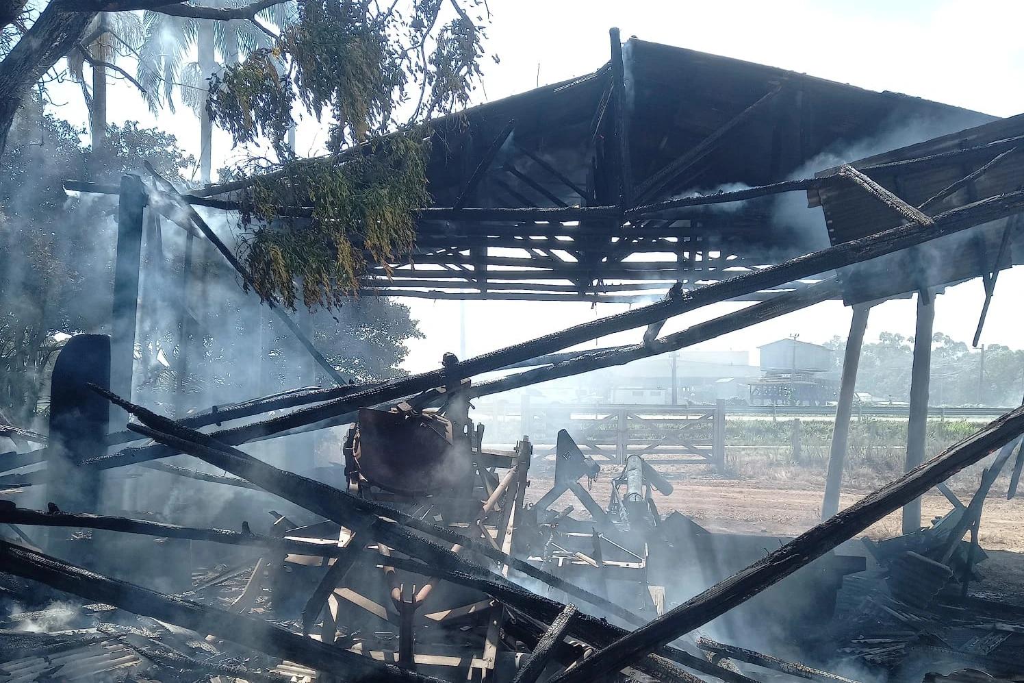 Galpão é consumido por incêndio em Içara