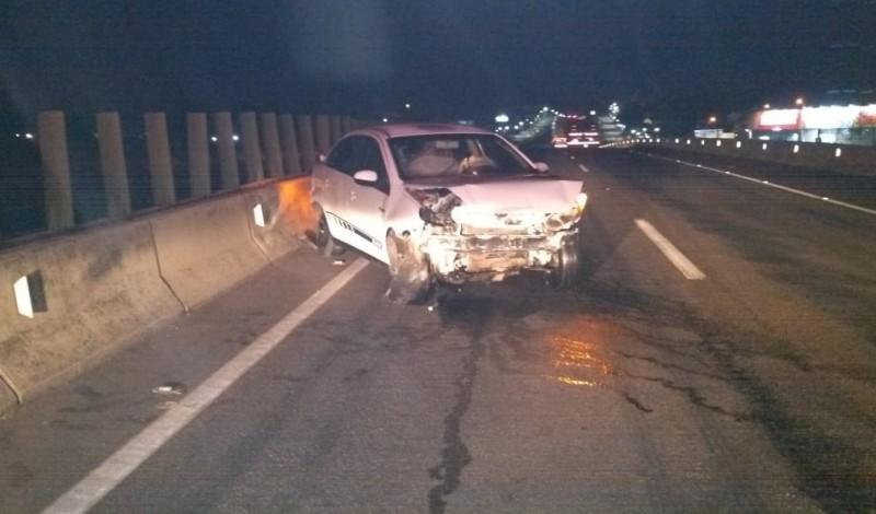 Motorista perde o controle da direção e colide contra mureta da BR-101
