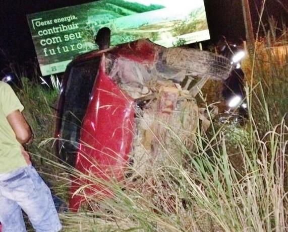 Motorista perde o controle da direção de veículo, sai da pista e capota