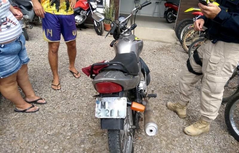Motocicleta com placa falsa é flagrada na BR 101 em Tubarão