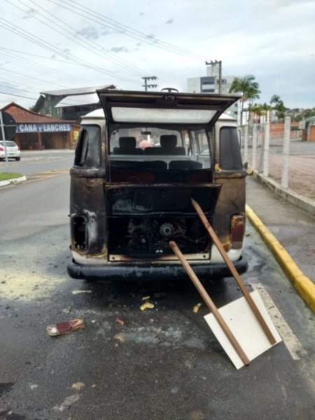 Kombi é parcialmente destruída por incêndio em Urussanga 