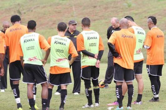 Em coletivo, Vadão projeta time para encarar o Guarani