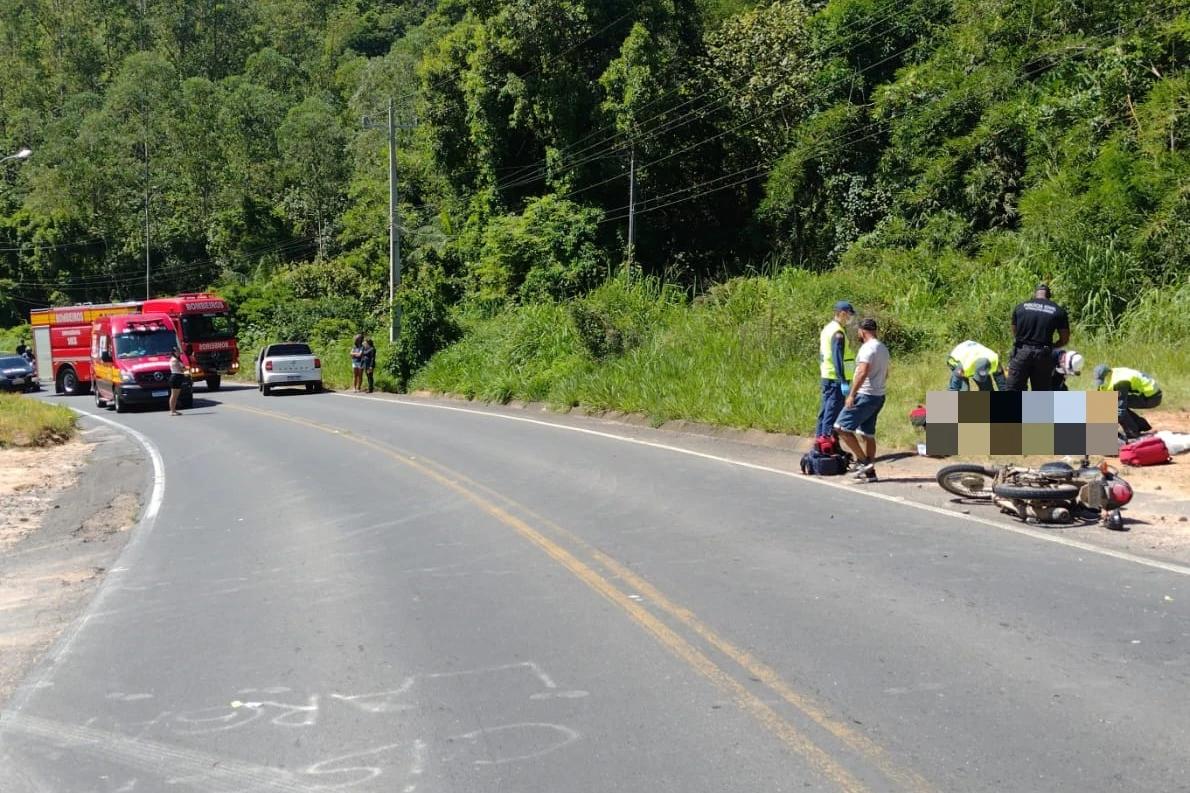 Motociclista morre após colisão contra carro na SC-390