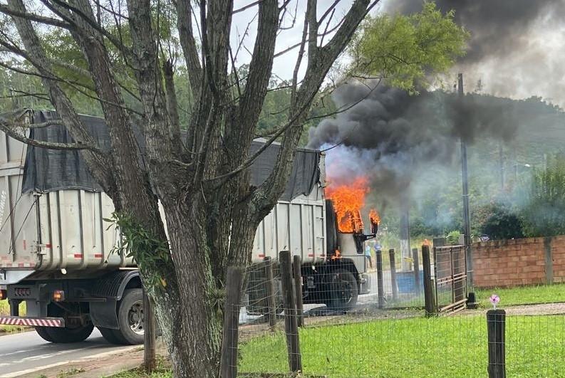 Cabine de caminhão é destruída por incêndio em Sombrio 
