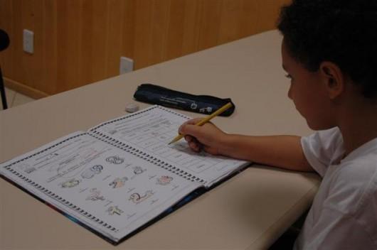 Acompanhar as tarefas dos filhos incentiva o estudo