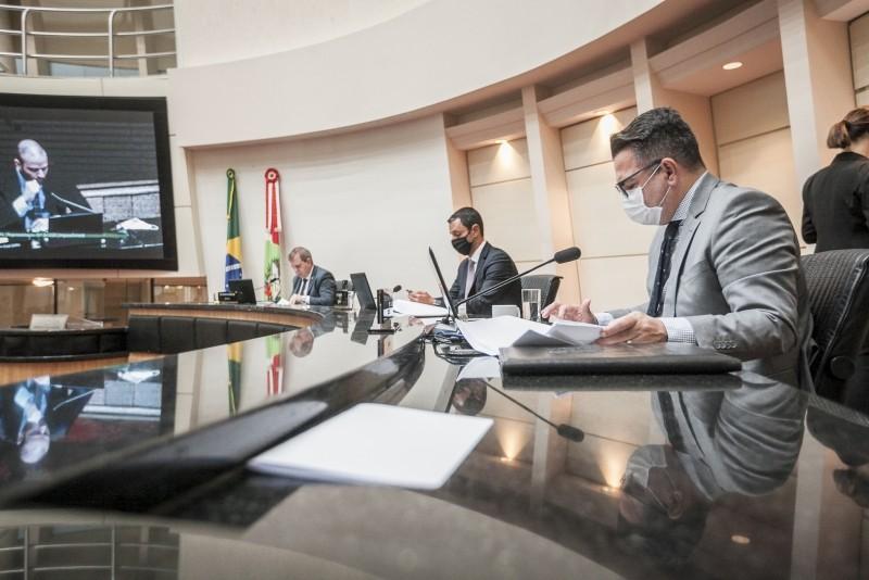 Por unanimidade, comissão autoriza abertura do processo de impeachment contra o governador e a vice