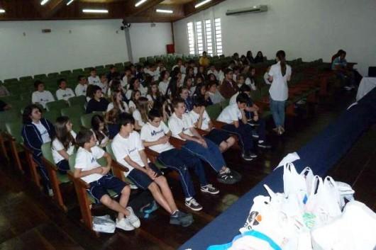 Alunos Marista recebem psicóloga da Casa Acolhida Manjedoura