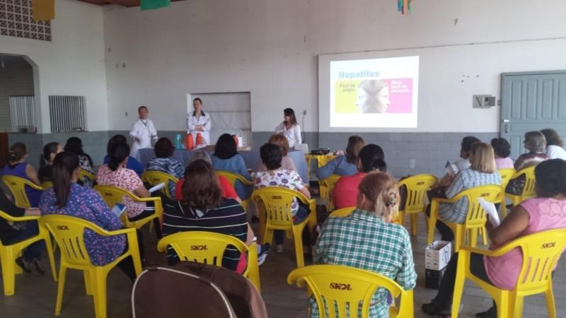 Atividades em bairros de Criciúma alertam sobre a hepatite