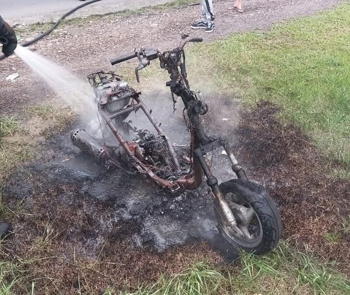 Incêndio destrói motocicleta no bairro São Luiz em Criciúma