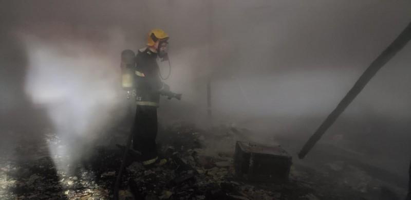 Em Balneário Arroio do Silva, bombeiros combatem incêndio em residência