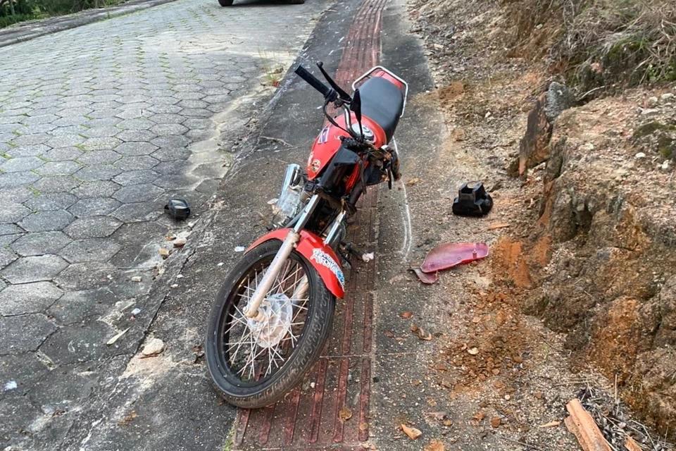 Colisão entre moto e quadriciclo deixa jovem ferido