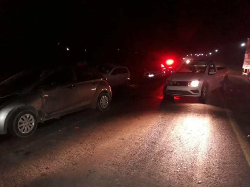 Motorista não percebe passagem de trem e colide em dois veículos que estavam parados