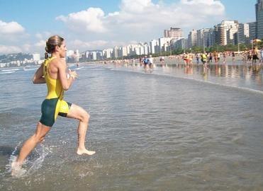 Triathlon da FME compete por dois países