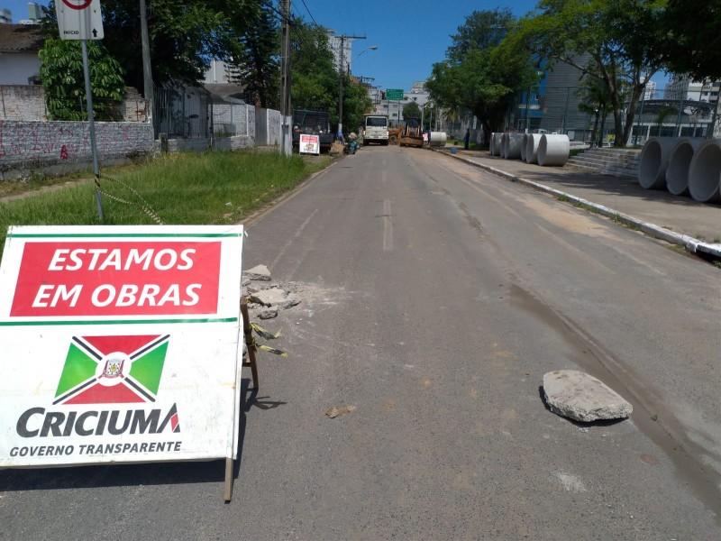 Obras de macrodrenagem alteram o trânsito na região central de Criciúma