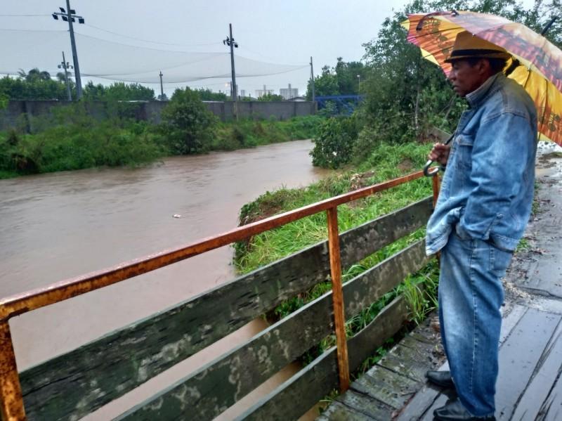 Rios elevados e móveis erguidos: moradores aflitos com as fortes chuvas em Criciúma