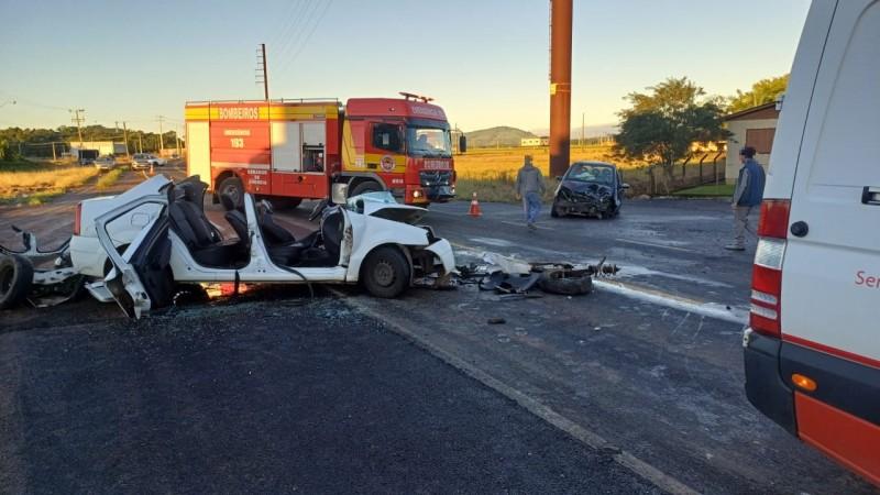 Motorista fica preso a ferragens após acidente em Meleiro