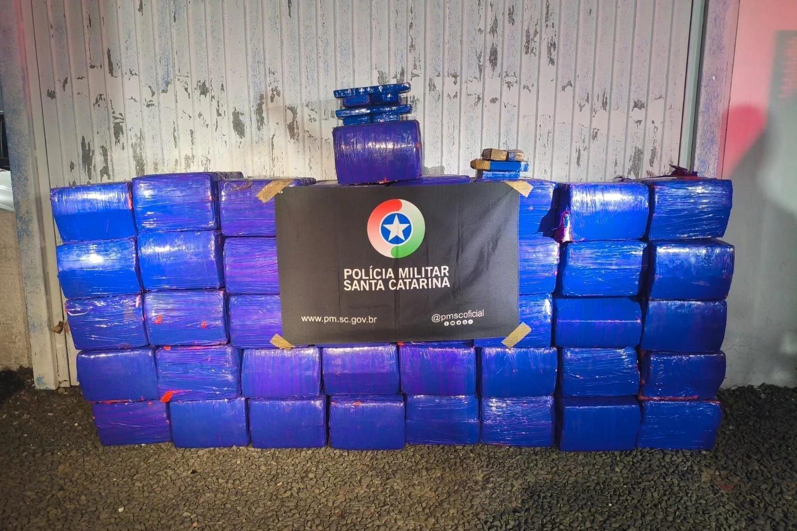 Polícia encontra depósito com mais de 800 quilos de maconha