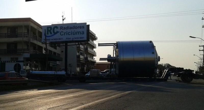 Carreta fica “presa” em asfalto irregular da SC-445