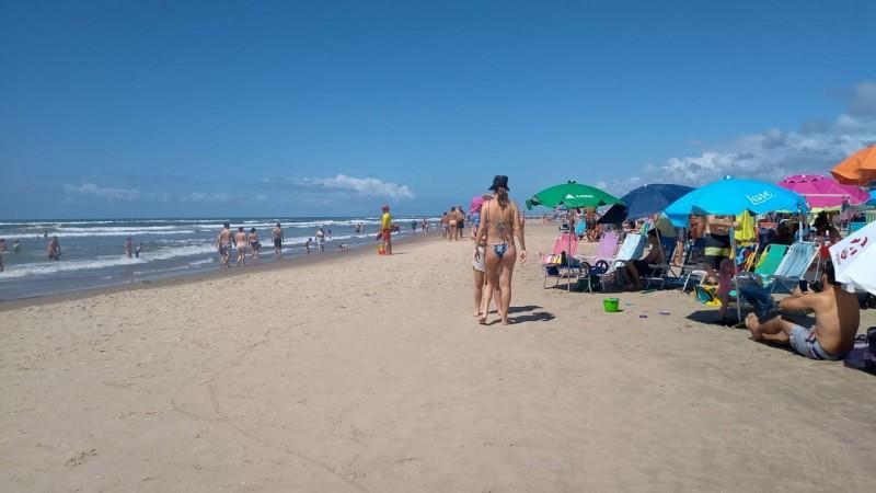 Sábado de sol, calor e praia em Balneário Rincão