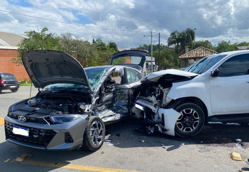 Veículos colidem na rodovia SC-108 em Urussanga