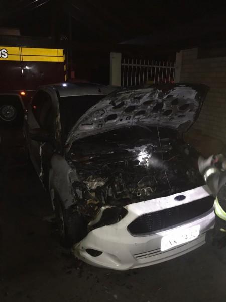 Veículo é parcialmente destruído por incêndio em Passo de Torres