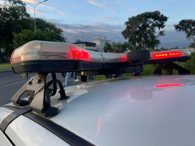 Jovem rouba celular de passageira no ônibus e acaba preso pela PM em Criciúma