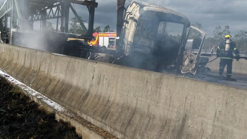 Caminhão pega fogo após acidente na BR-101
