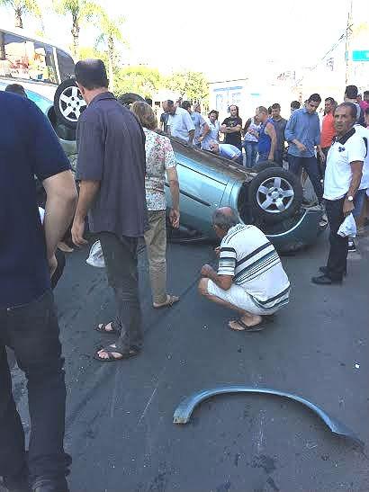 Carro colide em veículos estacionados e capota na avenida Centenário 