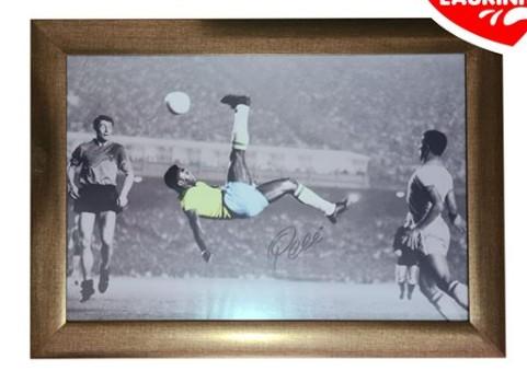Quadro autografado pelo Rei Pelé será leiloado para ajudar criança com doença genética rara