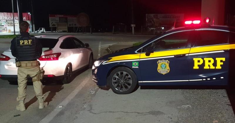 PRF recupera carro clonado, furtado e que circulava com documentos falsos na BR-101 em Laguna 
