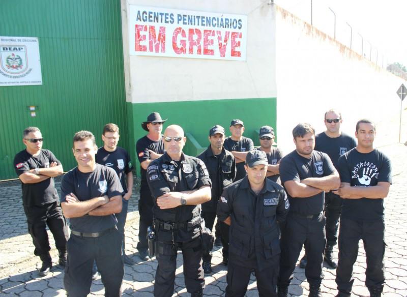 Agentes penitenciários seguem em greve por tempo indeterminado
