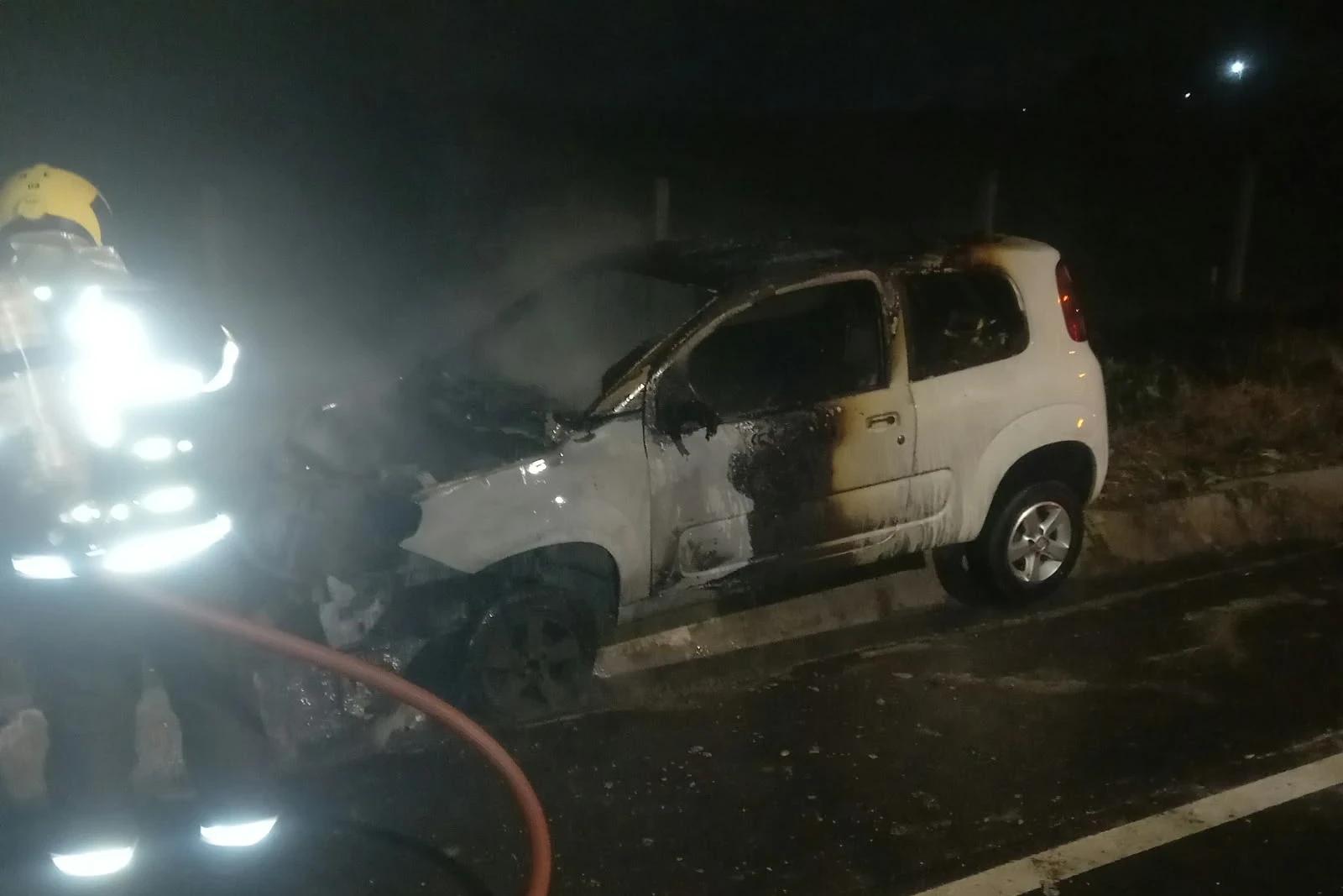 Homem fica ferido após tentar conter incêndio em carro