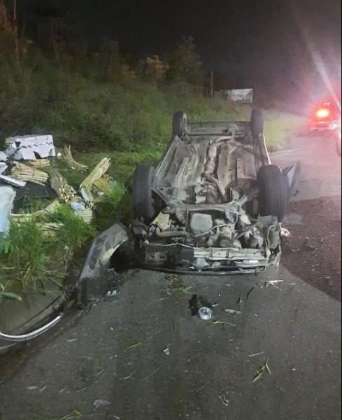 Motorista perde o controle da direção, sai da pista e capota carro na Via Rápida 