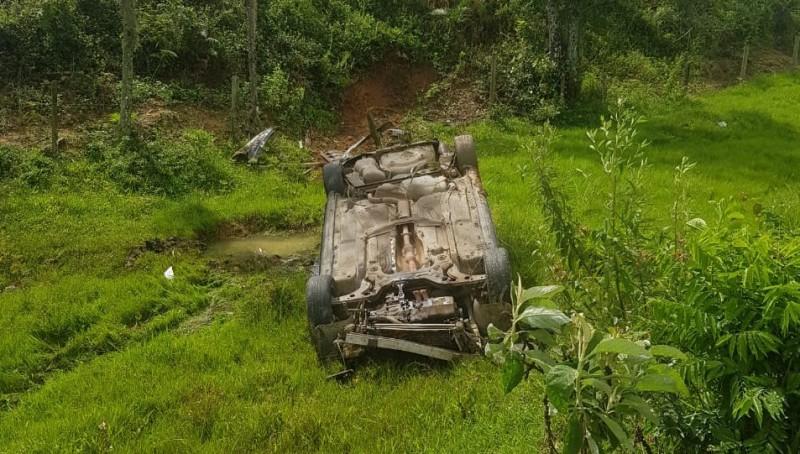 Motorista perde o controle da direção, sai da pista e capota veículo na SC-108 em Urussanga
