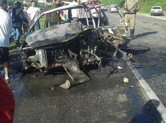 Carro pega fogo e uma pessoa morre em colisão na SC-370