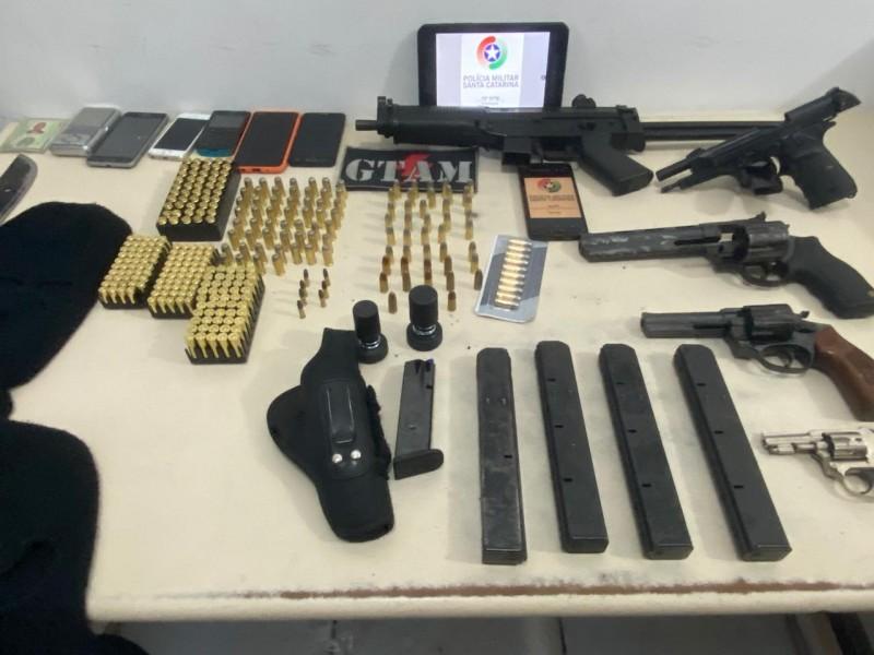 PM localiza metralhadora, revólveres e pistola em Araranguá; quatro pessoas foram detidas 