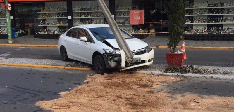 Após colisão com outro veículo, motorista perde o controle da direção e atinge poste 