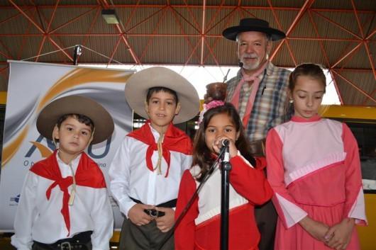 Alegria e desenvoltura marcam declamação de poesia no Terminal Central de Criciúma