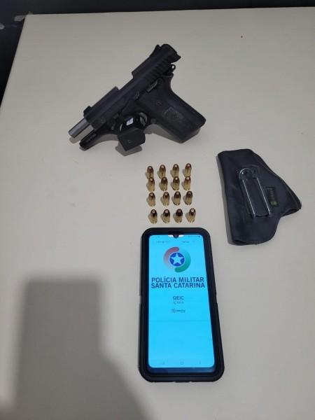 Suspeito é preso em flagrante após polícia encontrar pistola com munições em veículo