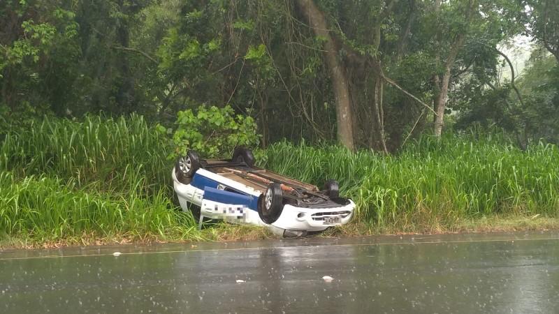 Motorista perde controle de carro e capota veículo na rua Júlio Gaidzinski