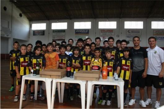 Ex-atleta do Anjos do Futsal bate-papo com garotos do núcleo de Rio Maina