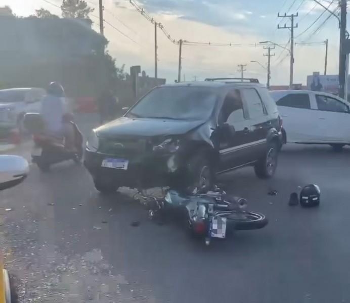 Motociclista é arremessado por cima de caminhonete após ter a frente cortada em Criciúma