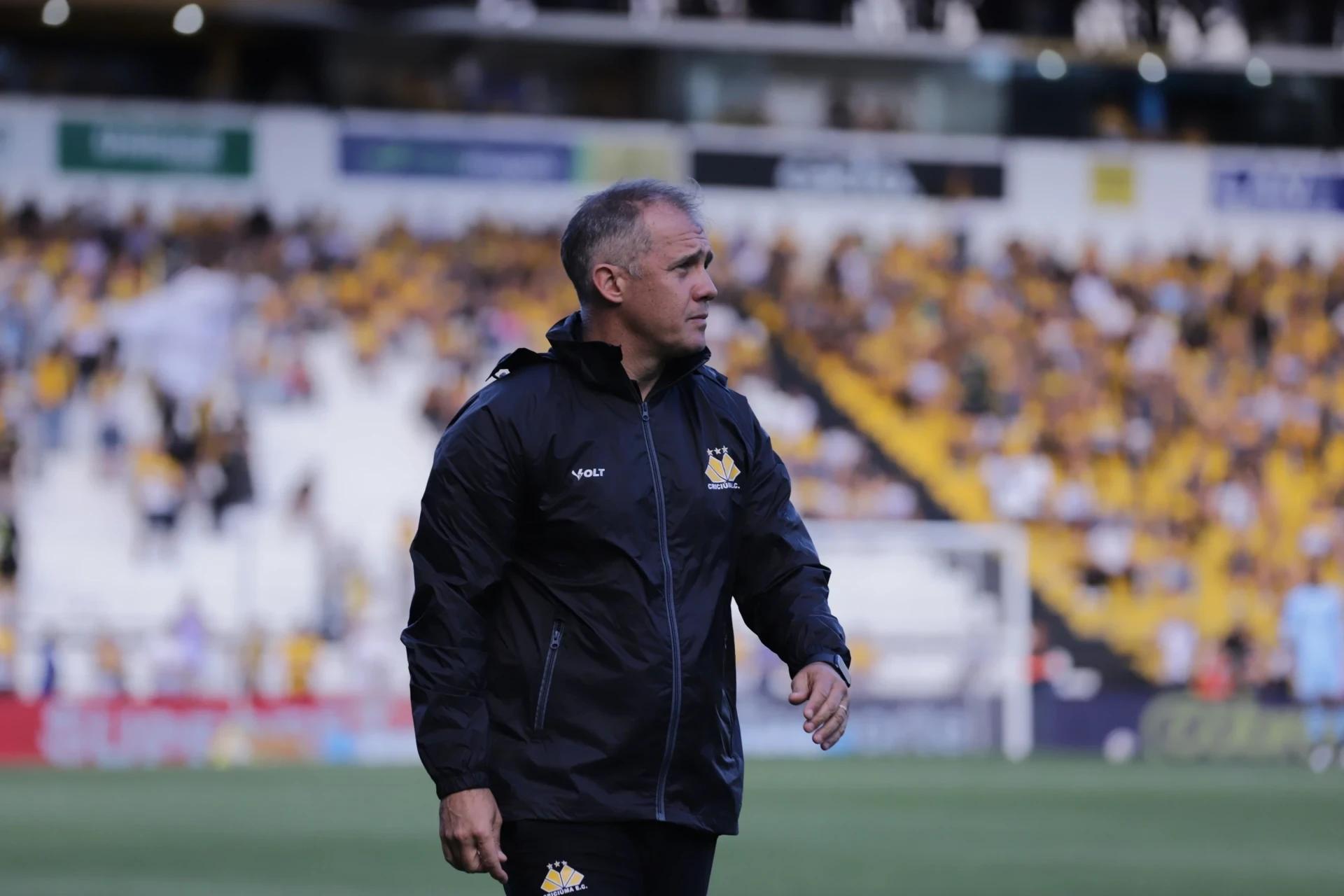 Criciúma confirma renovação de contrato com Eduardo Baptista