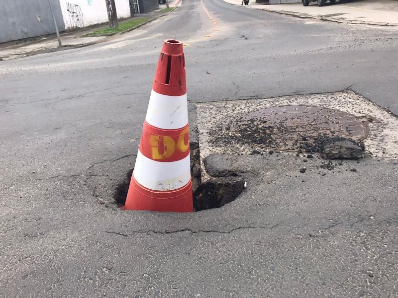 Buraco e cone causam transtornos na rua João Pessoa em Criciúma 